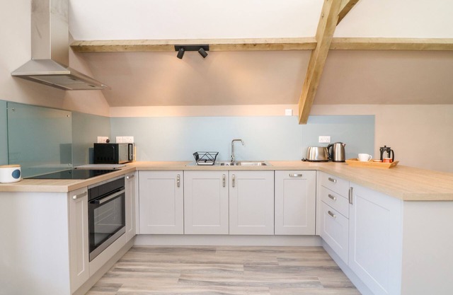 CHERRYWOOD BARN, pet friendly, with a garden in South Petherton