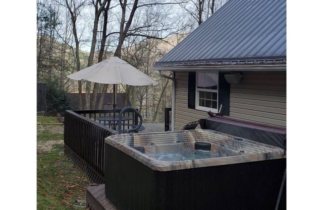 Chestnut Retreat in Mtn City/2 Bdrm, 2 BA, Hot Tub, Game Room, Fire Pit