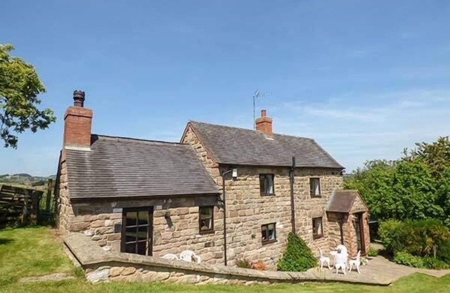 CHEVINSIDE COTTAGE, pet friendly, with open fire in Belper