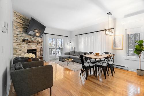Chez Dodo Chalet Tremblant 3bdrs condo with fireplace