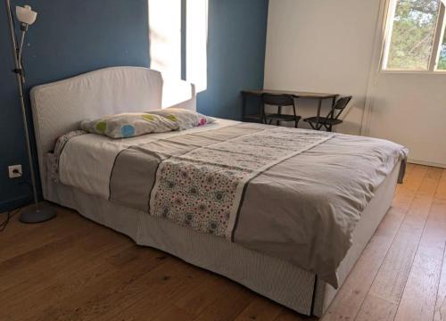 Chez Nicolas , 2 chambres de 17m carré et 9m carré, place de parking inclus dans résidence