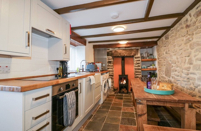 CHI LOWEN, pet friendly, character holiday cottage in Pendeen