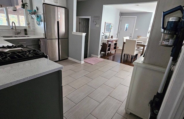 Chic 1-bedroom bungalow in fantastic Chicago with WiFi, AC