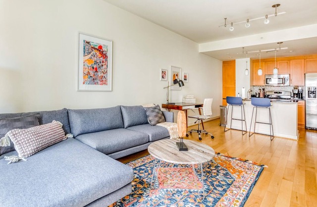 Chic 1BR in Arlington near Metro, Gym + Pool