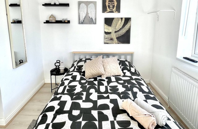 Chic: 2 Bed 1 en-suite apartment/ close to city centre!
