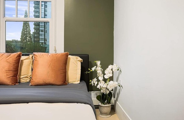 Chic 2 Bedroom Condo in Stylish Condo West End DT