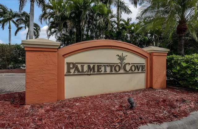 Chic 2-bedroom condo, plus a den, with WiFi, AC in awesome Fort Myers