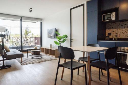 Chic 2BR Retreat for 5 in Vibrant Las Condes