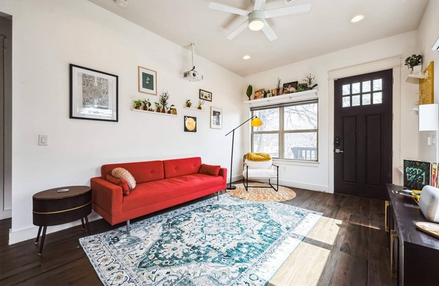 Chic 3 BDR for 5, Minutes From Downtown Austin!