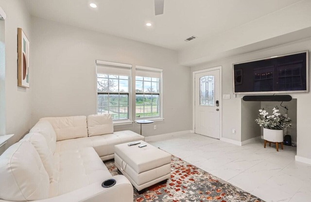 Chic 8BR Retreat+Central East Austin +Large Groups