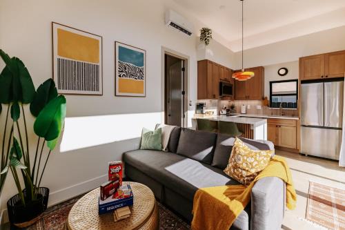 Chic Casita w BBQ, Patio, Backyard - 4 min to SDSU, 15 mins to beach, Unit B