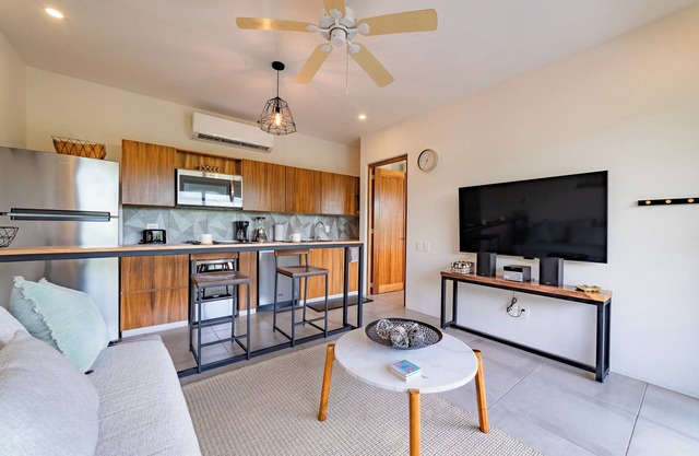 Chic Central Living: 1-Bedroom Condo Rental in Prime Location