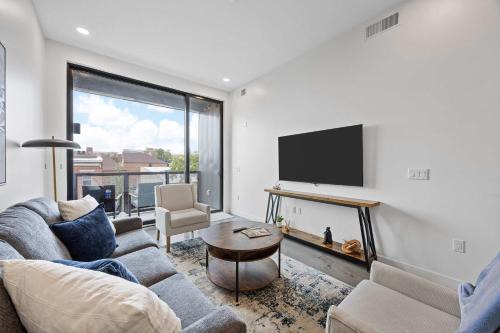 Chic Downtown Condo Steps from UIowa & Nightlife