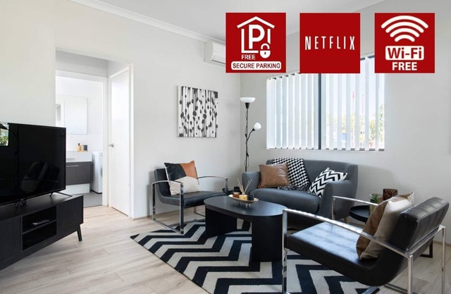 Chic Exec 2bdr 2bath -River,FREO,Parking,AC
