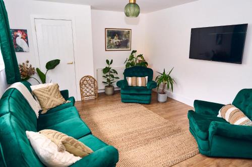 Chic Family Home with Garden Fire Pit & Event Space, Hot Tub