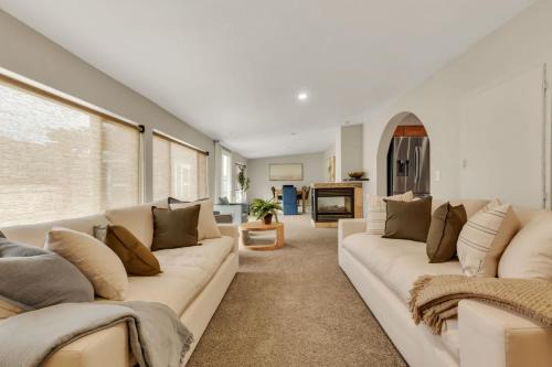 Chic Family Retreat with Game Room backyard with fire pit and minutes to Downtown!