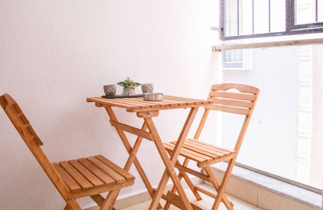 Chic Flat w Balcony, Central Location