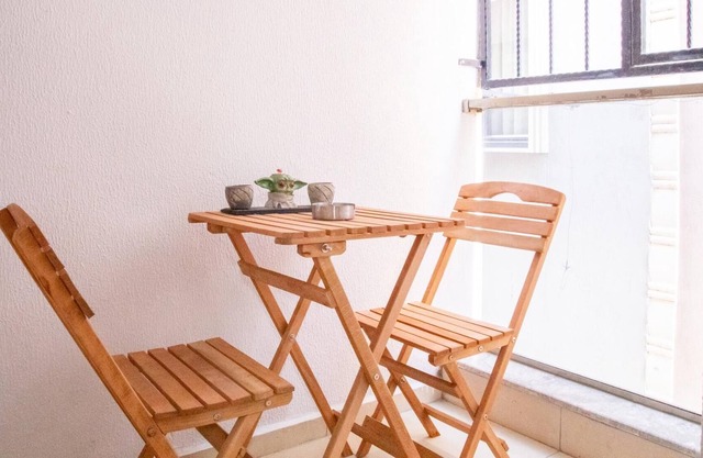 Chic Flat w Balcony, Central Location