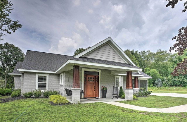 Chic Hideaway w/Fire Pit < 2 Miles to Beach!