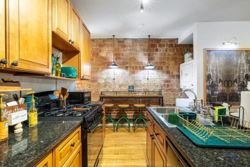 Chic Loft Walkable Free Parking Case Western