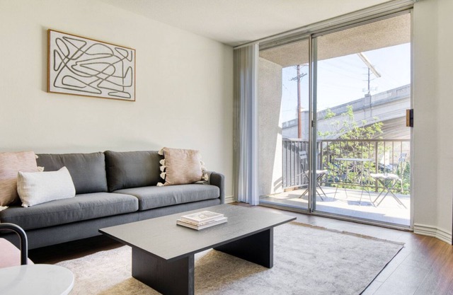 Chic Los Feliz 1BR w/ Pool, Gym & Lounge, near Observatory, by Blueground