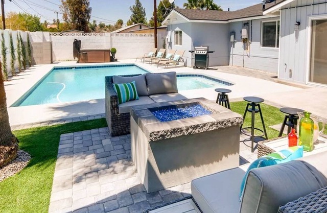 CHIC OUTDOOR LIVING: SPA + FIRE PIT + MORE