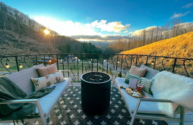 Chic Renovated Loft with 3 Suites, Gorgeous Mountain View, Fire Pit & Pizza Oven