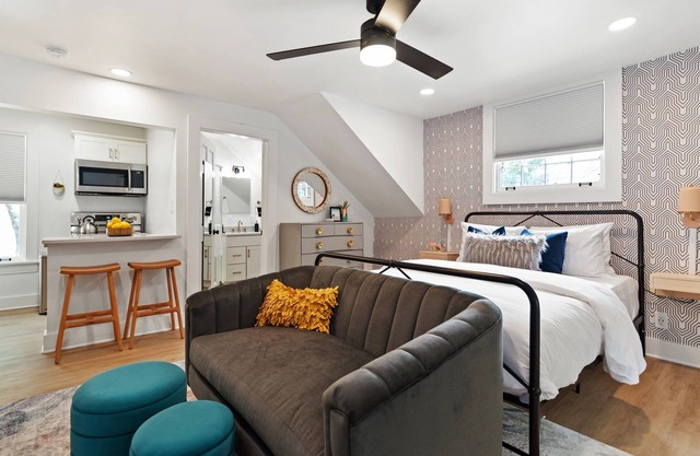 Chic Second Floor Studio in Prime Location Walkable to Vanderbilt & Belmont