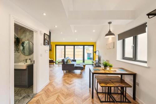 Chic Urban Haven with Double Bed House