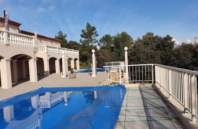 Chic Villa in le Cannet des Maures with Pool and Terrace