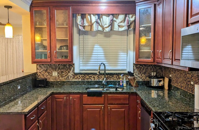 Chicago Home- 4 bd 3 ba- 1 spot in the garage. 30 mins to downtown.