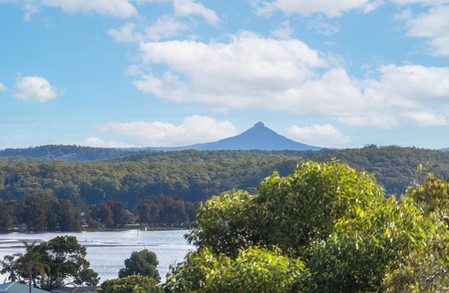 Chilltown Burrill Lake - Coastal cottage with lake and mountain views!