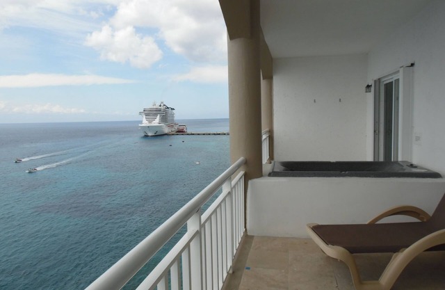CHOCOLATE at El Cantil Condo Resort - Oceanfront Two Bedrooms Penthouse