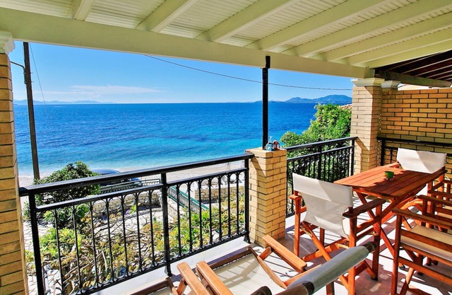 Chrissa Kaminaki: Amazing apartment with 2 bedrooms located right on the beach of Kaminaki