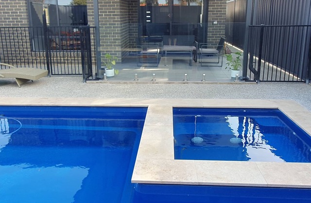 Christies Oasis Home for 4 with Heated pool and spa