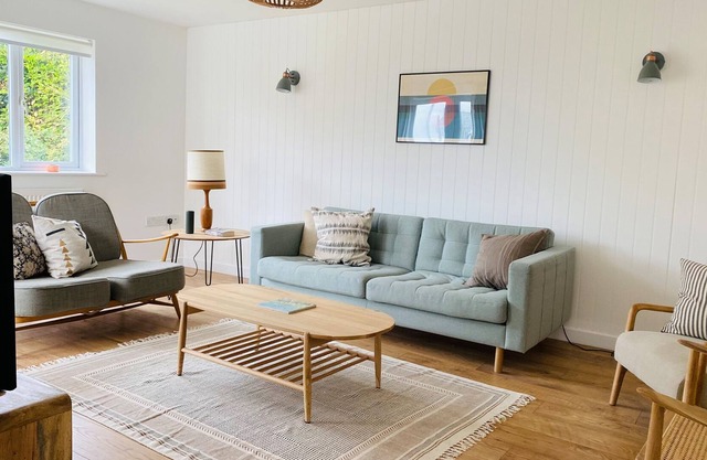CHY DEWETHA, pet friendly, character holiday cottage in Mawgan Porth