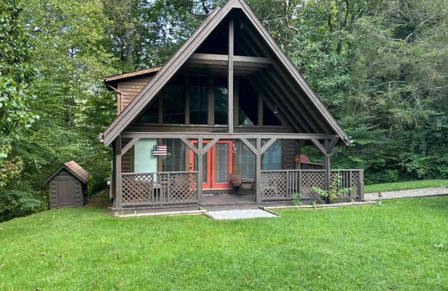 Cierra Falls Lodge-Creekside Retreat w/Views! Pet Friendly and Easy Access