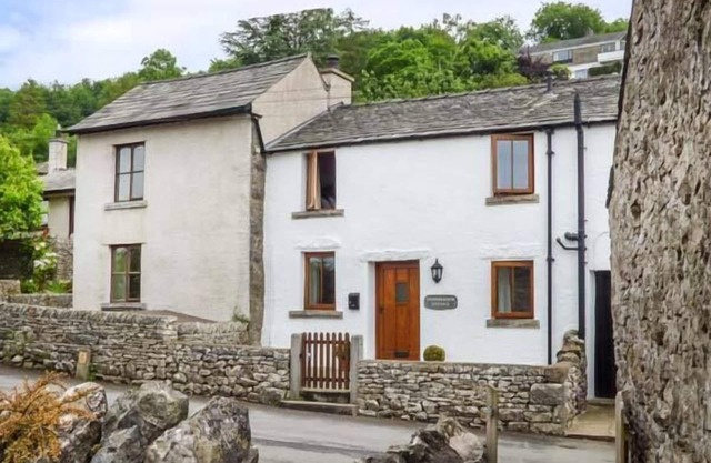 CINDERBARROW COTTAGE, family friendly, with a garden in Levens