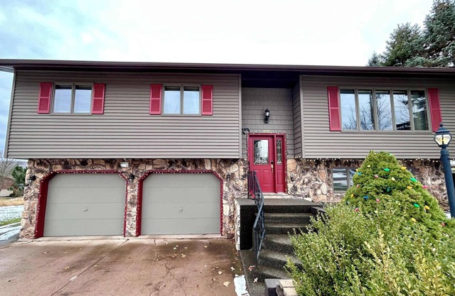 Cinnebar Hideaway ~ Private & Close to Ski Hills!