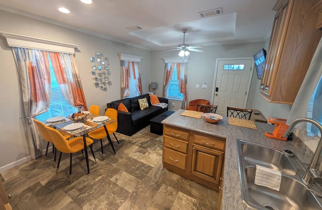 Citrus Lodge. 70" TV. Patio, Quiet,Private Patio & Free Parking