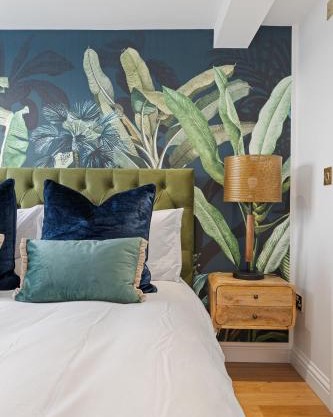 City Centre Apartment with Cathedral Views and FREE Parking- Self check in