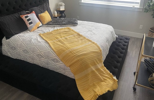 City Centre | Memorial City Cozy Minimal Chic Space ! — 15 minutes from Downtown