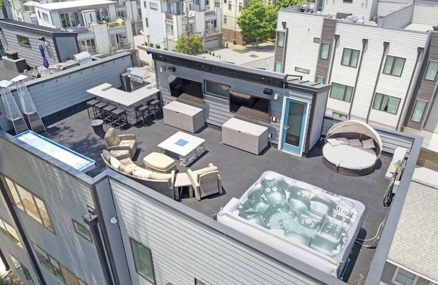 City Views, Rooftop Hot Tub, Golf Sim, Walk to Stadiums