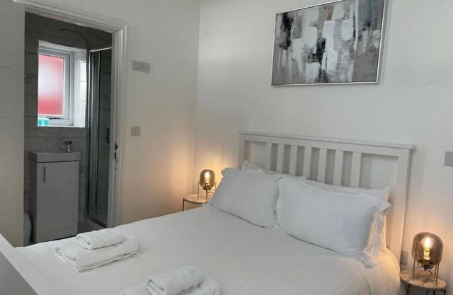 CityBreaks Rooms with Free Parking - Family Room with Bathroom