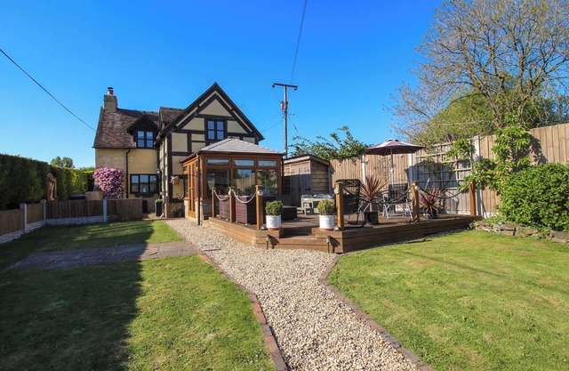 CLANDYKE COTTAGE, pet friendly, with hot tub in Clee Hill