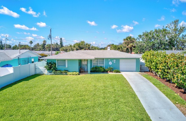 Classic Florida home 5 min walk to the beach.comfortable, peaceful and relaxing