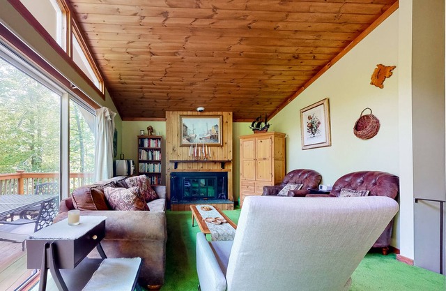 Classic home half a mile from Magic Mountain with fireplace & large deck