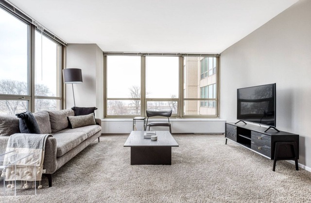 Classic Lakeview 2BR w/Deck, Pool & Gym, nr Lincoln Park, by Blueground