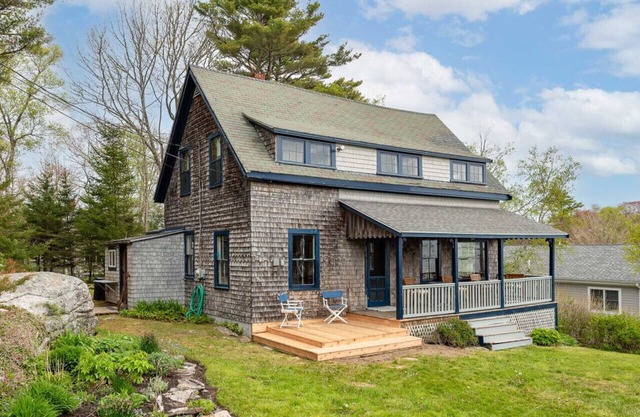 Classic Maine Cottage with Ocean Views and Beach