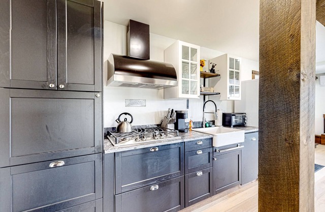 Classic retreat with hot tub and grill access, mountain views, W/D - near skiing